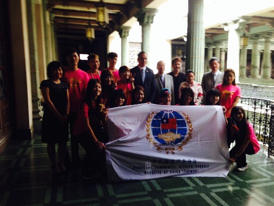 瓜國文化部長貝沙若西、孫大使與上述國慶文化訪問團團員合影