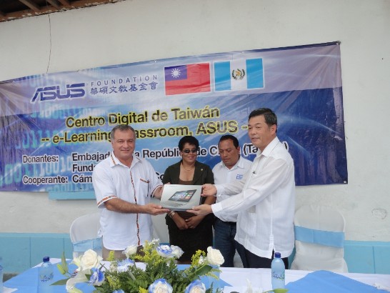孫大使代表華碩文教基金會捐贈華碩平板電腦予瓜國北碇省自由市府圖書館