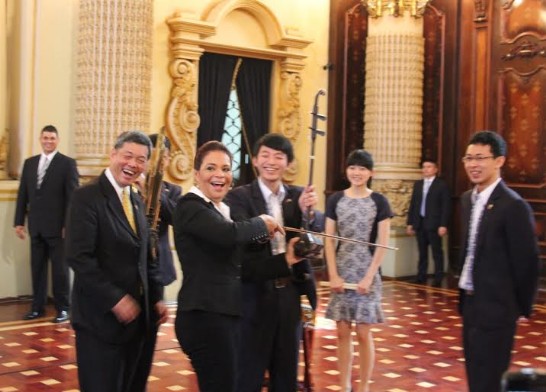 芭爾德蒂副總統試拉我傳統樂器「二胡」