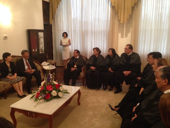 駐館孫大使暨夫人在上述莊嚴會議前與瓜國最高法院院長及全體大法官團寒暄。