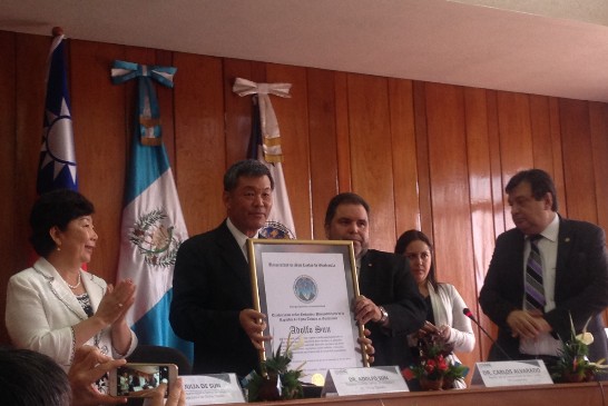 孫大使獲頒瓜國聖卡洛斯大學表揚狀