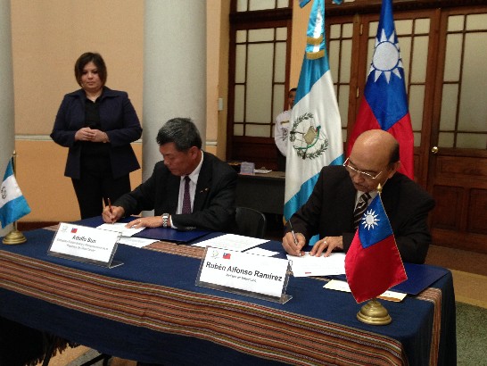 駐館孫大使與瓜教育部賴部長共同簽署旨揭備忘錄