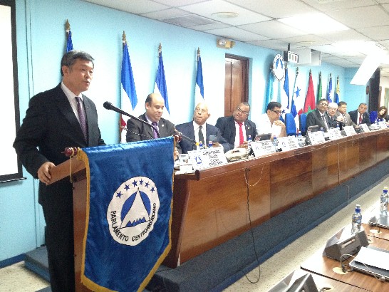 孫大使於中美洲議會接受表揚時致謝詞。