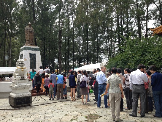駐館孫大使夫婦與華僑總會陳會長偕所有與會人員向孔子行3鞠躬禮並逐一上香。