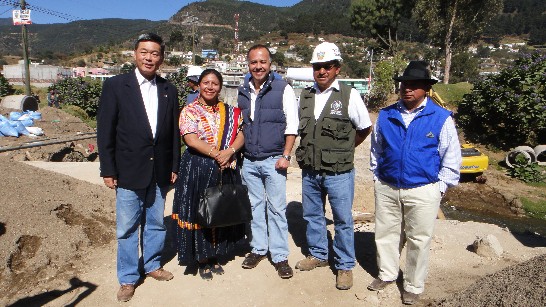 孫大使與R社發部長及E外交部次長等瓜國政要會勘我協助修建Olintepeque市聯外橋樑要道工程。