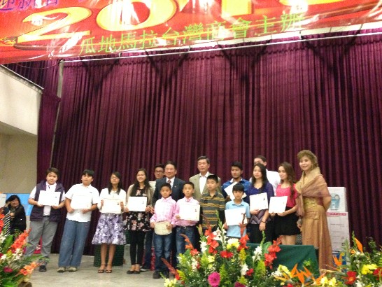 孫大使及臺商會鄭會長共同頒贈臺僑會館中文班學生結業證書。