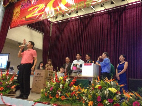 臺商會鄭會長及劉榮譽會長進樟等齊力主持摸彩節目。