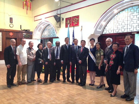 駐館賴大使（右8）﹑瓜國教育部次長Guberto Leiva（左6）、李僑務委員志仁（右1）、何僑務諮詢委員時端（左5）及華僑總會陳會長國煒（右7）等合影留念。