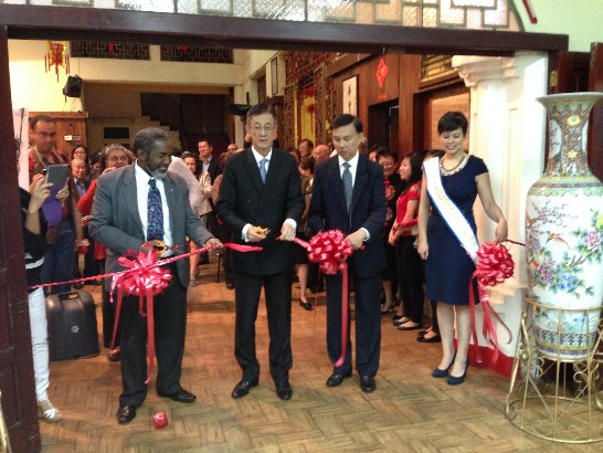 104年華僑小姐、陳會長國煒、賴大使及瓜國教育部Leiva次長(從右至左之順序)共同剪綵。