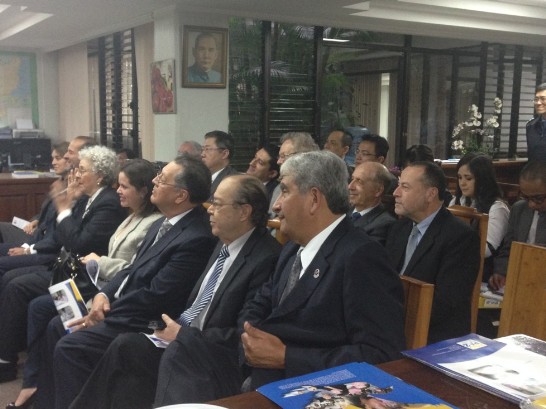 駐館孫大使遞交捐贈支票予和平及民主基金會卡會長