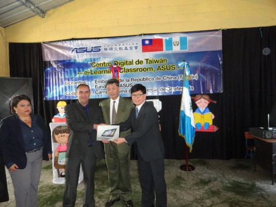 孫大使（中）與華碩文教基金會代表趙國良先生（右）將華碩電腦捐贈瓜京第21區學校使用。