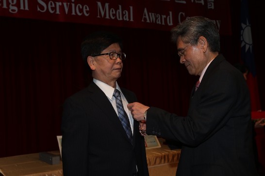 外交部柯次長森耀（右）頒發趙會長國良「外交之友貢獻獎」