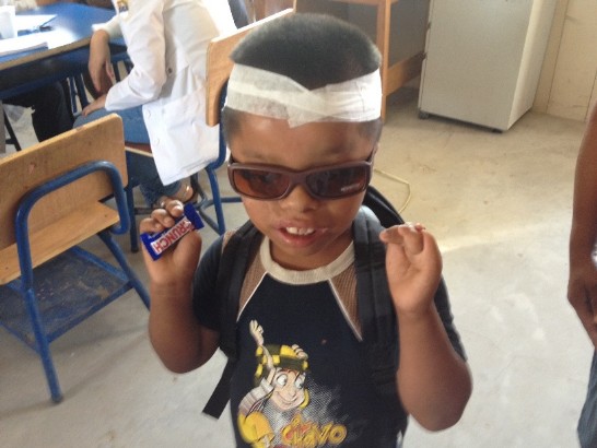 小男孩看到一直困擾他的小指終於不在如影隨行後，終於露出微笑。