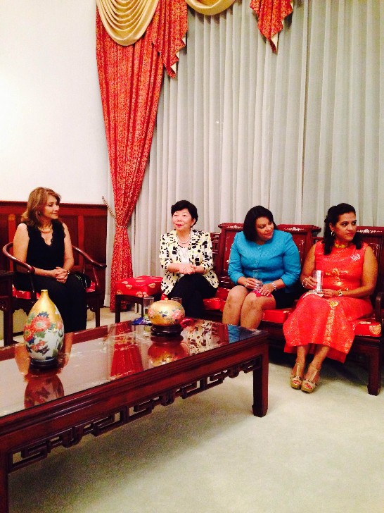 孫夫人與國防部長夫人、海事副部長夫人、前總長夫人閒話家常