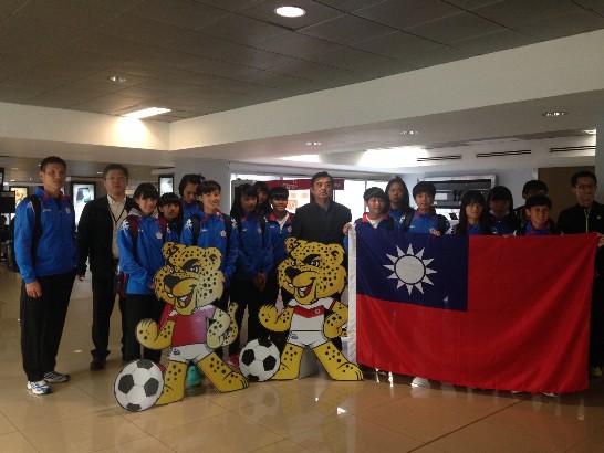 花蓮縣立體育實驗高級中學足球隊於本年4月12日至20日赴瓜地馬拉參加「2015年世界中學足球錦標賽」，12日抵達瓜京機場時全體人員合影。