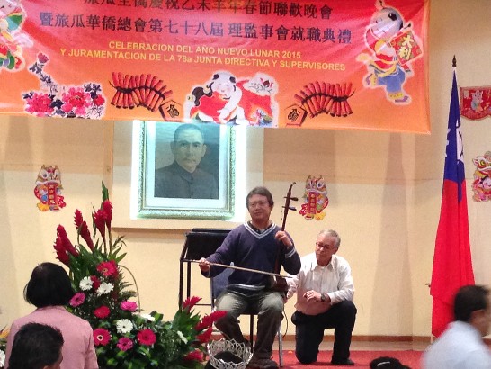 我國人單車騎士湯凱宇演奏二胡
