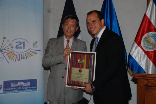 孫大使代表接受瓜國文化部長Dwight Pezzarossi感謝牌之表揚