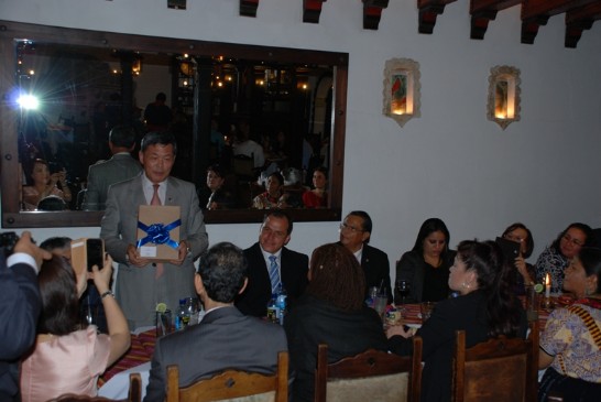 孫大使接受中美洲統合體教育暨文化協調會秘書長Carlos Lepiz致贈紀念品。