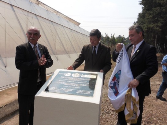 孫大使與中美洲農牧保健組織(OIRSA)執行長Efrain Medina及瓜地馬拉農牧部次長Alvaro Guillen共同為「柑橘健康認證接穗繁殖苗圃網室」揭碑。