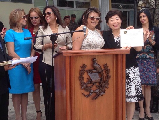 孫夫人與部長夫人等嘉賓閒話家常