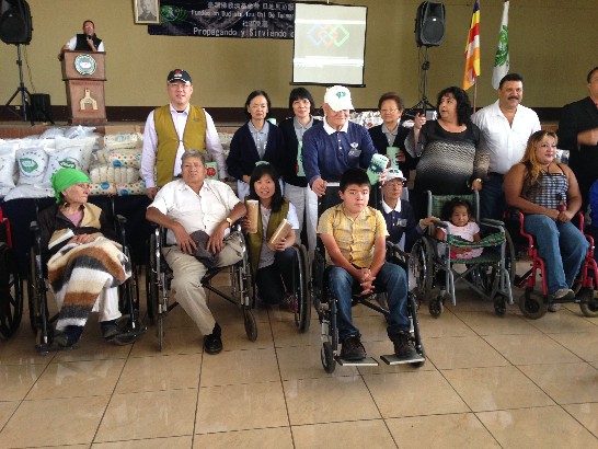 慈濟瓜國聯絡處柯負責人、索市長夫婦及駐館同仁與愛灑受益居民合影 。