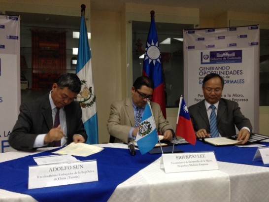 孫大使與瓜地馬拉經濟部次長Sigfrido Lee共同主持中華民國協助之「微中小企業營運輔導功能提升計畫」行動方案簽署儀式，該行動方案由我中美洲投資貿易服務團魏團長耀池及與經濟部次長Sigfrido Lee簽署，並由孫大使擔任榮譽見證人。