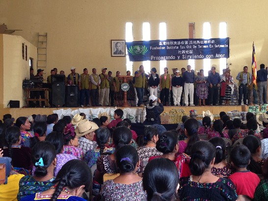 瓜國C市市長多哥伊（Roberto Tocoy）夫婦、慈濟瓜國聯絡處柯負責人芬卿、駐瓜館相關同仁共同參與愛灑活動之開幕式及象徵性捐贈。