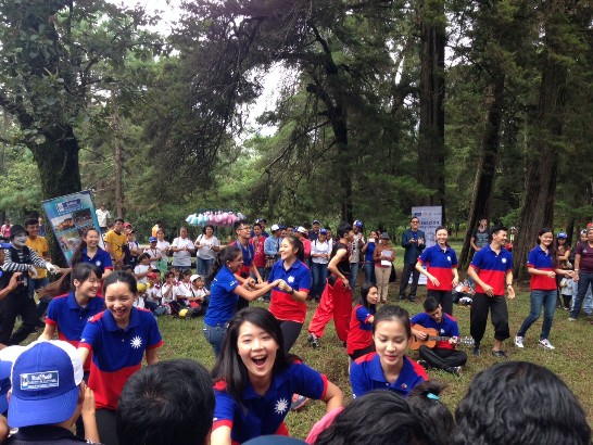 我青年大使在Erick Barrondo公園與瓜國青年志工熱烈互動