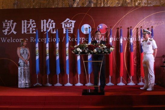 賴大使、瓜第一夫人、支隊長胡少將共同主持晚會