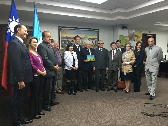 卡會長及賴大使與觀禮貴賓合影。