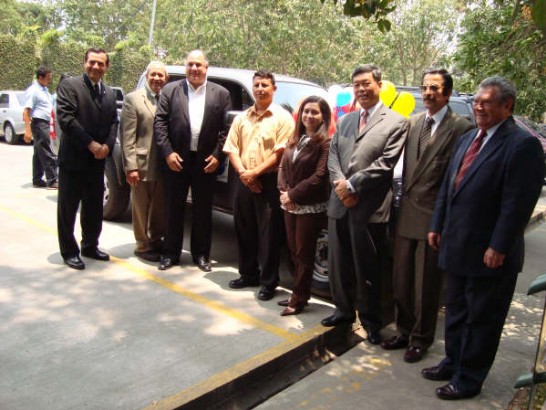 左起：中美洲漁業組織總經理Mario Gonzales、區域國際農漁衛生組織代表Julio Cabrera Meza、執行經理Guillermo Alvarado、瓜國全國漁業協會主席Oscar Marroquín、農部次長Carmen Sandoval、台灣孫大使、漁業聯盟主任Fraterno Díaz以及農部顧問Mario Erales博士