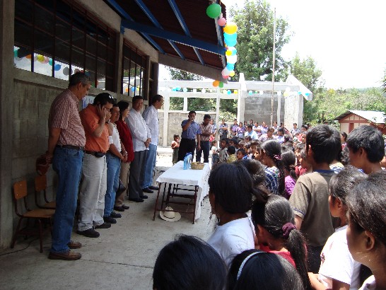 4月30日，孫大使應邀到瓜國索羅拉市（Solola）的密斯塔．坎頓山頂小學（Mixta Canton la Cumbre）參訪，應允協助整建兩間興建多年卻迄未完工的教室，改善當地學生的學習環境。