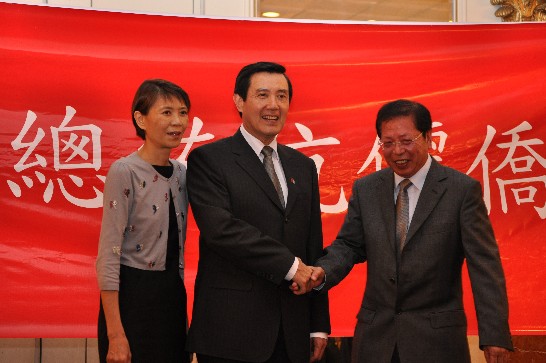 馬總統伉儷與瓜地馬拉許僑務委員擇當合影。