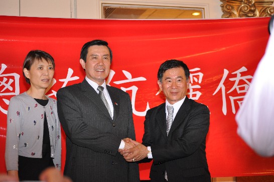 馬總統伉儷與瓜地馬拉台灣商會財務長江建福合影。