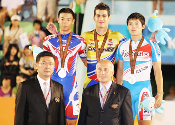 世運滑輪溜冰競速19日進行500公尺男子組爭先賽決賽，銀牌中華選手駱威霖（後排左起）、金牌哥倫比亞選手Munoz andres felipe、銅牌韓國選手Lee myung kyu接受頒獎
