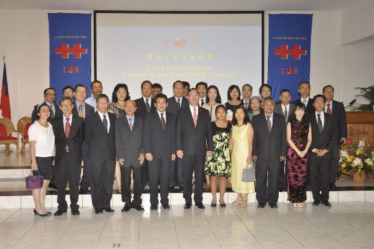 駐海地黃大使再求與我館、團及旅海臺商眷屬合影。