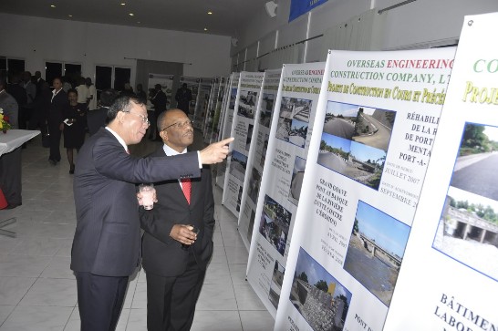 駐海地黃大使再求向海地外長Duly Brutus說明兩國基礎建設合作計畫。