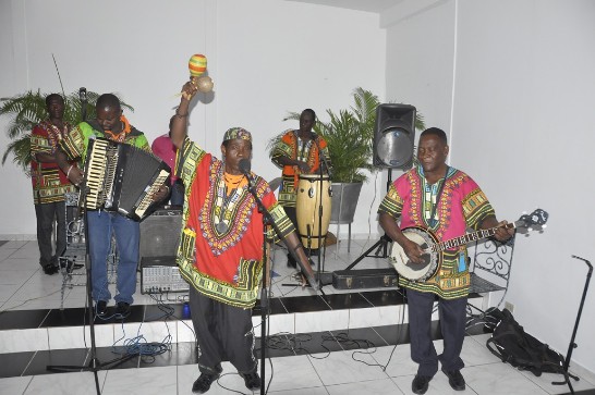 海地知名樂團Ti coca現場演出。