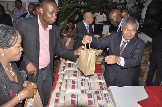 酒會來賓離行前均獲贈臺、海兩國農業合作計畫所產稻米紀念包。