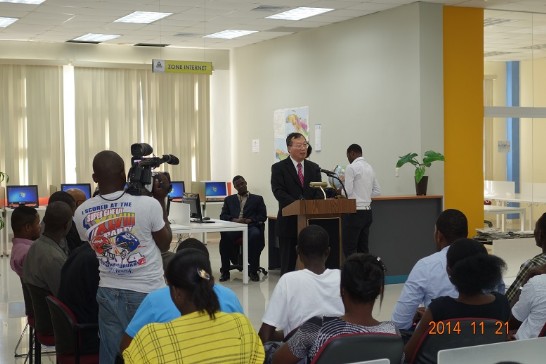 駐海地黃大使於華碩電腦捐贈儀式中致詞。