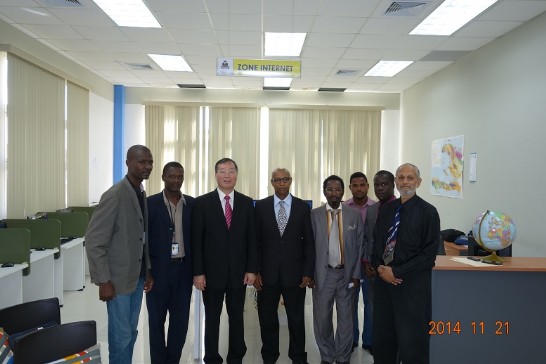 駐海地黃大使與Henri Christophe大學校長Jean Marie Théodat及師生代表合影。