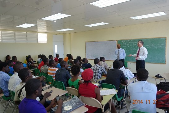 駐海地黃大使應Henri Christophe大學校長Jean Marie Théodat邀請至課堂上與學生分享台灣發展經驗。