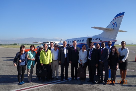 中華民國國際經濟合作協會王理事長鍾渝率貿易投資訪問團抵達海地太子港國際機場。