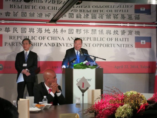 黃大使再求(右)於台北晶華酒店「台灣與海地夥伴關係與投資商機」招商說明會中回應現場提問。