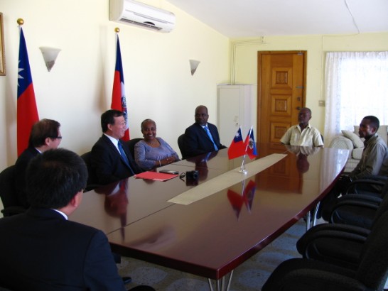 黃大使再求(左3)、賈參事彝(左2)、顏參事嘉良(左1)與海地「Marmelade地區整體永續發展基金會」（FONDDIM）董事長Marie Claude CALVIN(右4)及該基金會副董事長Jacques Renand CHERDUVILLE大使(右3)在館會談一隅。