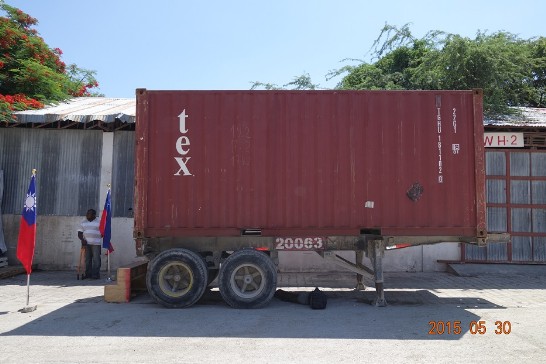 置放於「海外工程公司」(OECC)營區之「幫幫忙基金會」(SimplyHelp Foundation)援海食米一貨櫃。