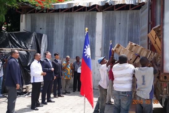 「幫幫忙基金會」援海一貨櫃食米開櫃卸貨。