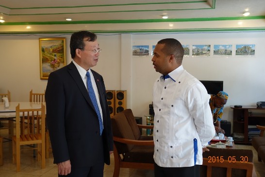 黃大使再求與海地社會部部長Charles JEAN JACQUES贈米儀式結束後晤談。