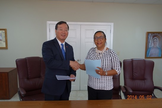 黃大使再求與「糧食濟貧組織」(Food For the Poor)駐海地辦事處執行主任Kareen DOLCE共同交換簽署捐贈協議書。