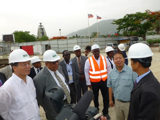 駐海地黃大使再求(左1)與海地最高法院院長Anel Alexis JOSEPH(左2)聽取OECC吳經理育群(右1)及張組長永忠(右2)說明工程進度。